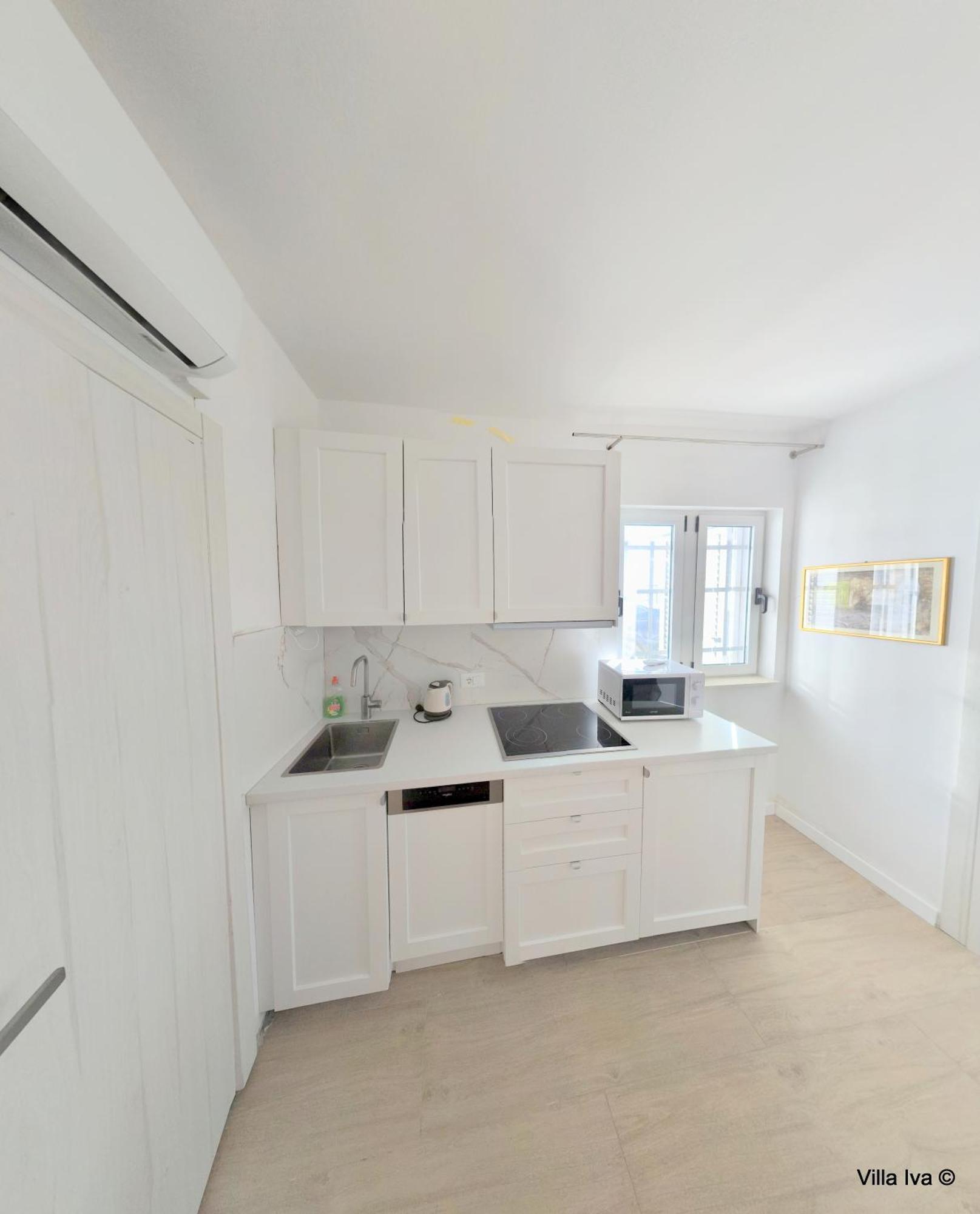 Apartments Iva Omis Exterior photo